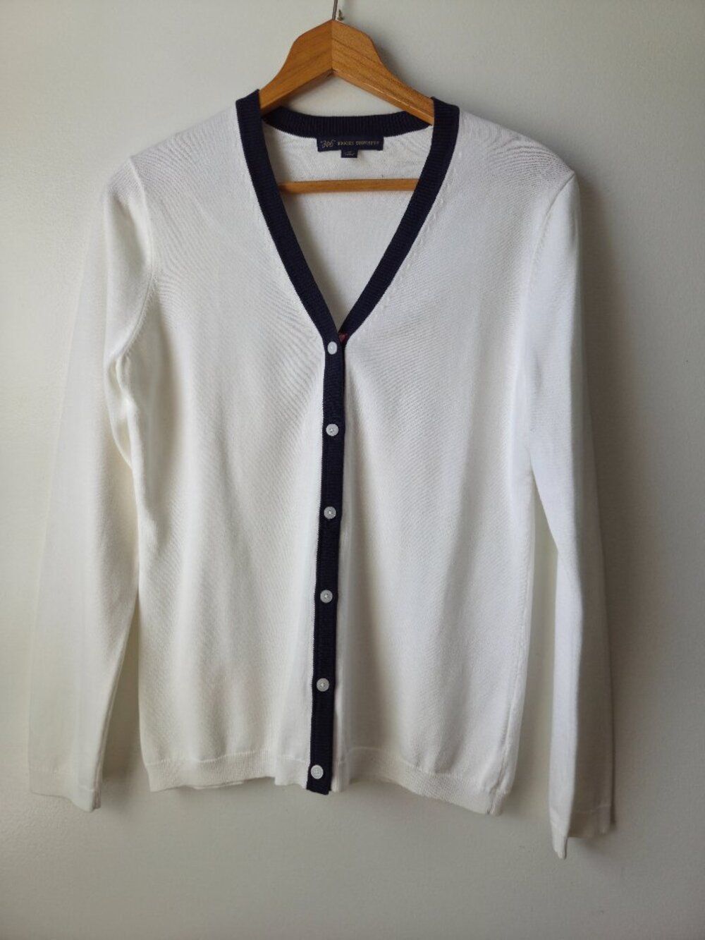 EUC LIKE NEW BROOKS BROTHERS 346 WHITE / BLUE TRIMMED V NECK BUTTONED SWEATER M